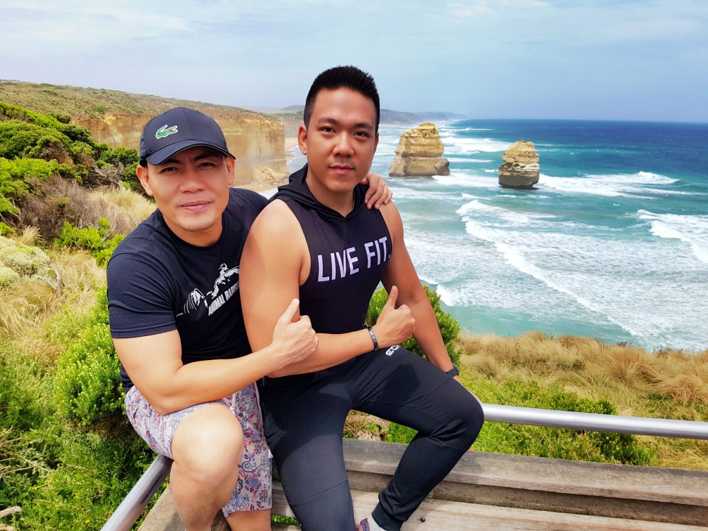 loat anh chi can co nhau hai ta cung di khap the gian cua cap dong tinh nam 8x