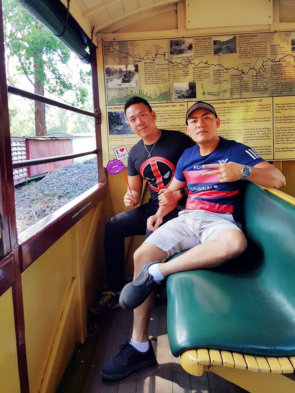 loat anh chi can co nhau hai ta cung di khap the gian cua cap dong tinh nam 8x
