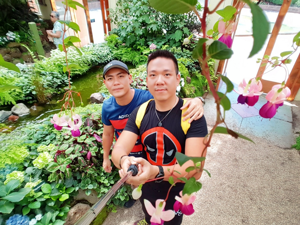loat anh chi can co nhau hai ta cung di khap the gian cua cap dong tinh nam 8x
