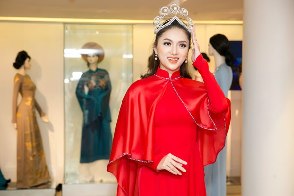 huong giang idol chuan bi ao dai du thi hoa hau chuyen gioi quoc te