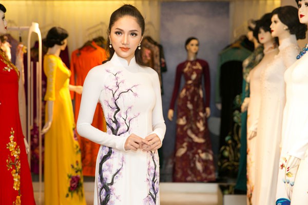 huong giang idol chuan bi ao dai du thi hoa hau chuyen gioi quoc te