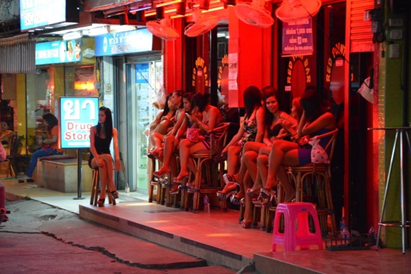 bi mat pho den do ky 1 phan doi eo le cua gai ban hoa qua dem voi hang tram ngan dan ong