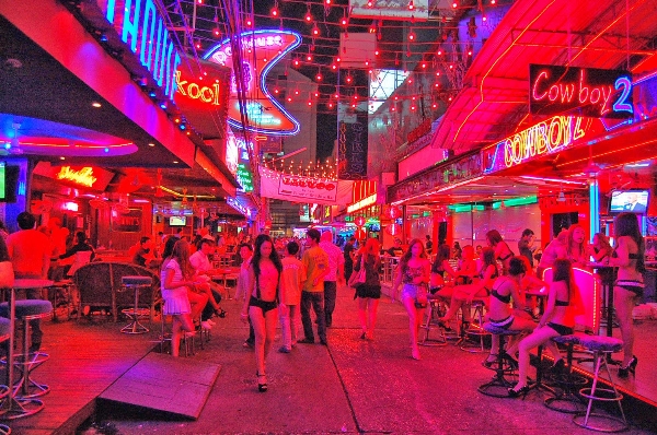 bi mat pho den do ky 1 phan doi eo le cua gai ban hoa qua dem voi hang tram ngan dan ong