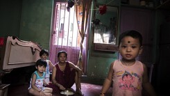 Bí mật phố đèn đỏ (Kỳ 3): Xót xa những mảnh đời trẻ thơ lớn lên ở khu phố mại dâm