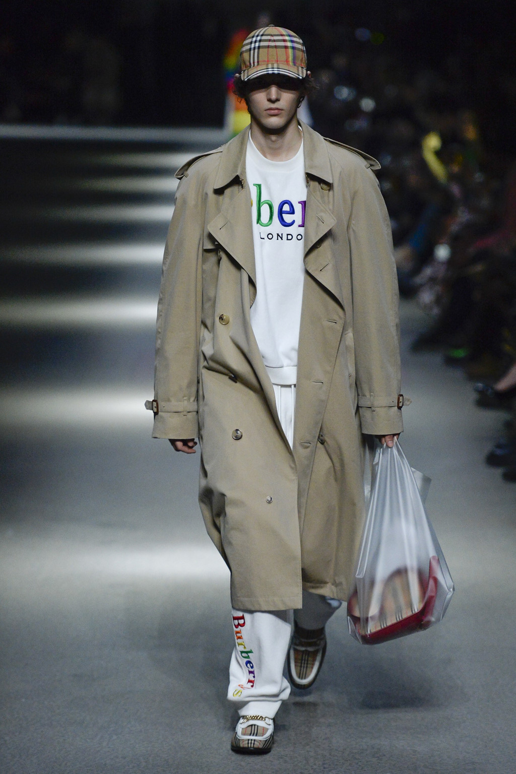 nha mot burberry ung ho nguoi dong tinh tai tuan le thoi trang london