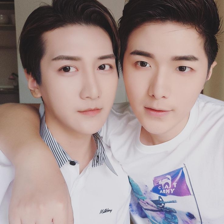 phat hon voi loat anh ngot ngao cua cap my nam dong tinh noi tieng mang xa hoi