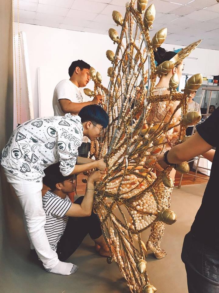 Mang trang phục nặng 55 kg, Hương Giang 'chỉ cần thần thái đẹp' cũng đủ 'đốn tin' fan mang trang phuc nang 55 kg huong giang chi can than thai dep cung du don tin fan