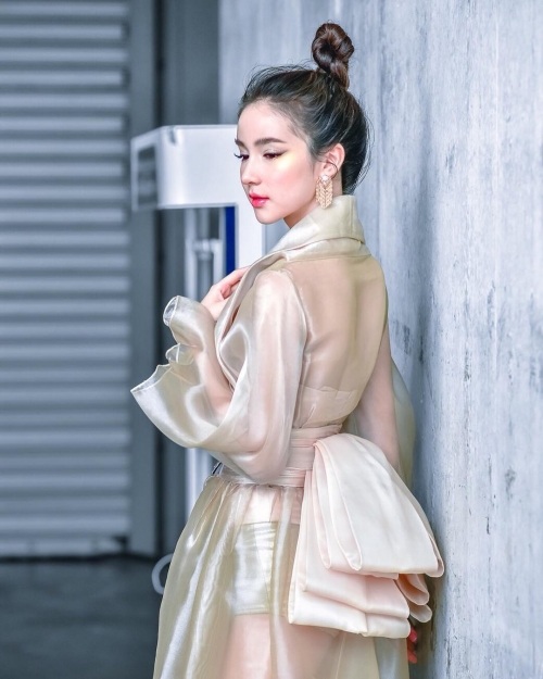 doi thu chuyen gioi cua huong giang tung bo anh sieu goi cam truoc gio khai chien