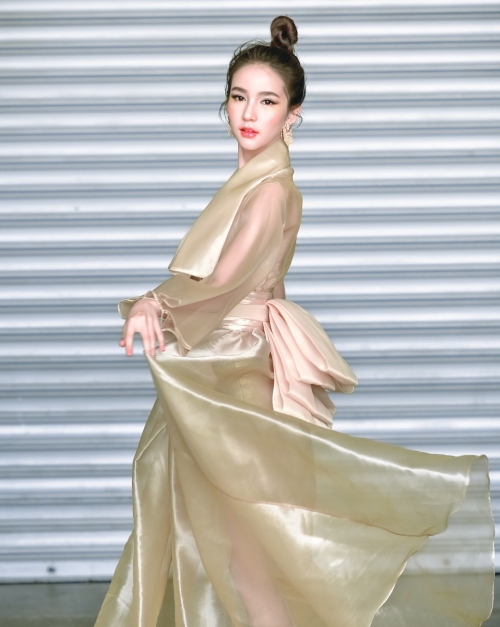 doi thu chuyen gioi cua huong giang tung bo anh sieu goi cam truoc gio khai chien