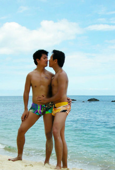 cap doi dong tinh goc viet hanh phuc sau 13 nam ve chung nha