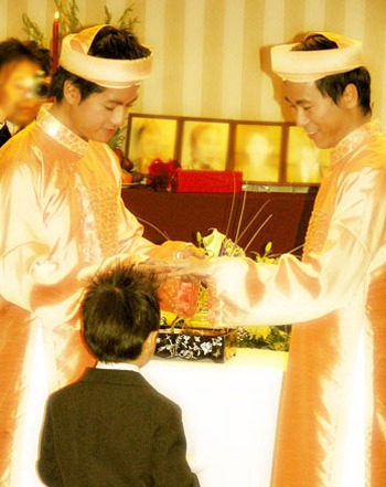 cap doi dong tinh goc viet hanh phuc sau 13 nam ve chung nha