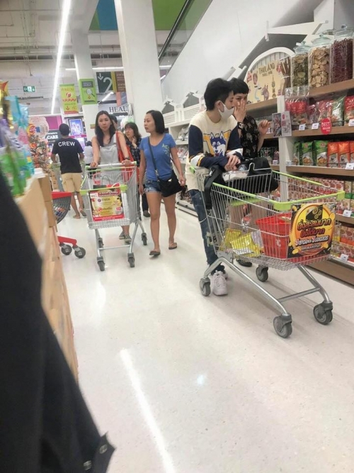 hau nghi an ran nut voi chi pu gil le bi bat gap di du lich thai lan cung miu le