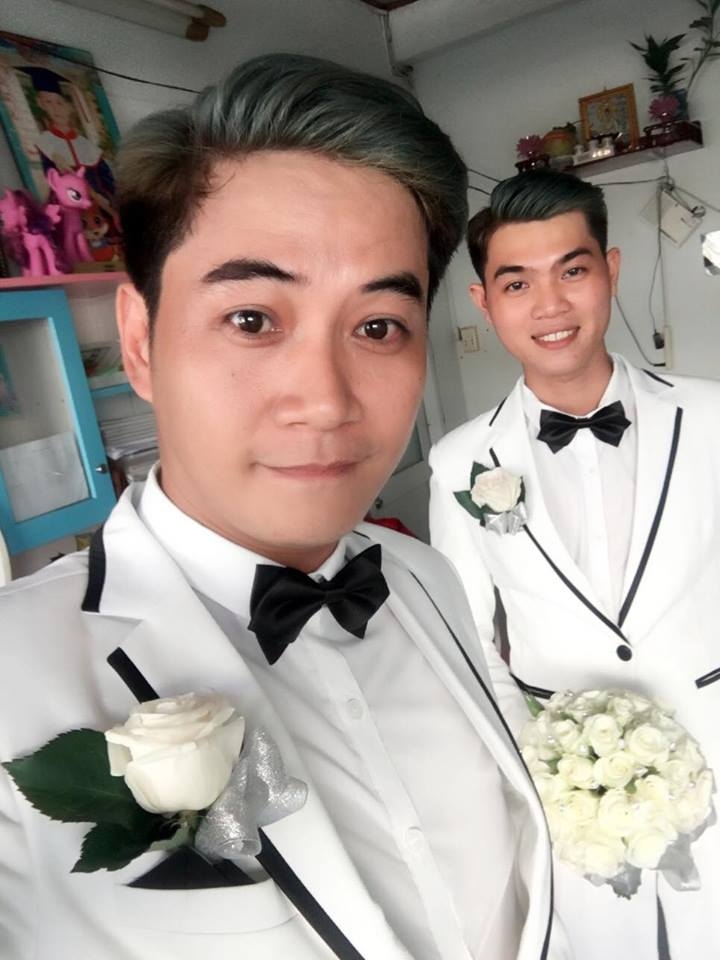 sot voi video dam cuoi cap dong tinh nam di xe mui tran tren pho