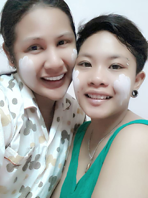 Ảnh ôm hôn bụng bầu của cặp đồng tính nữ gây xôn xao, bố em bé còn khiến mọi người sốc hơn anh om hon bung bau cua cap dong tinh nu gay xon xao bo em be con khien moi nguoi soc hon