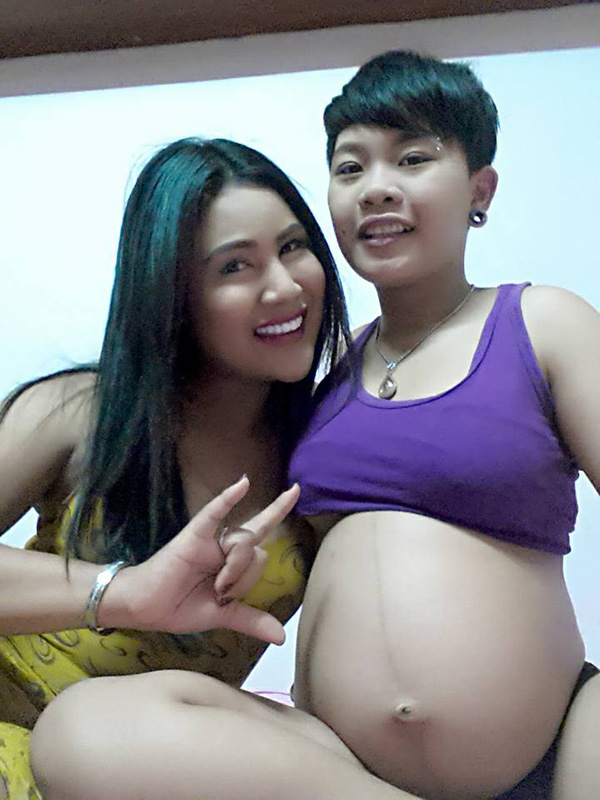 Ảnh ôm hôn bụng bầu của cặp đồng tính nữ gây xôn xao, bố em bé còn khiến mọi người sốc hơn anh om hon bung bau cua cap dong tinh nu gay xon xao bo em be con khien moi nguoi soc hon