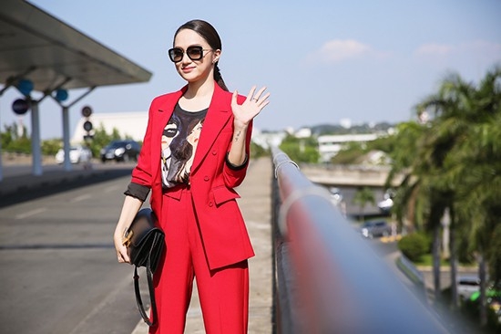 'Lục vali' thời trang đỏ của Hương Giang tại cuộc thi này, biết đâu lại thấy tiềm năng một Hoa hậu? luc vali thoi trang do cua huong giang tai cuoc thi nay biet dau lai thay tiem nang mot hoa hau