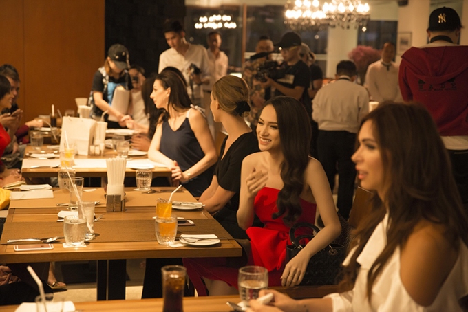 'Lục vali' thời trang đỏ của Hương Giang tại cuộc thi này, biết đâu lại thấy tiềm năng một Hoa hậu? luc vali thoi trang do cua huong giang tai cuoc thi nay biet dau lai thay tiem nang mot hoa hau