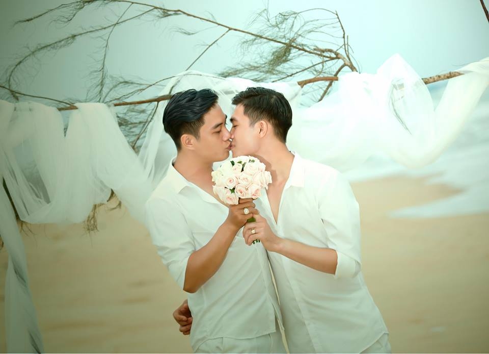 ngat lim voi bo anh cuoi tren bien cua cap dong tinh 9x em chi can yeu anh moi thu con lai de anh lo