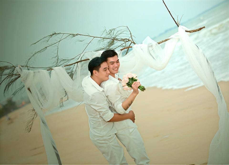 ngat lim voi bo anh cuoi tren bien cua cap dong tinh 9x em chi can yeu anh moi thu con lai de anh lo