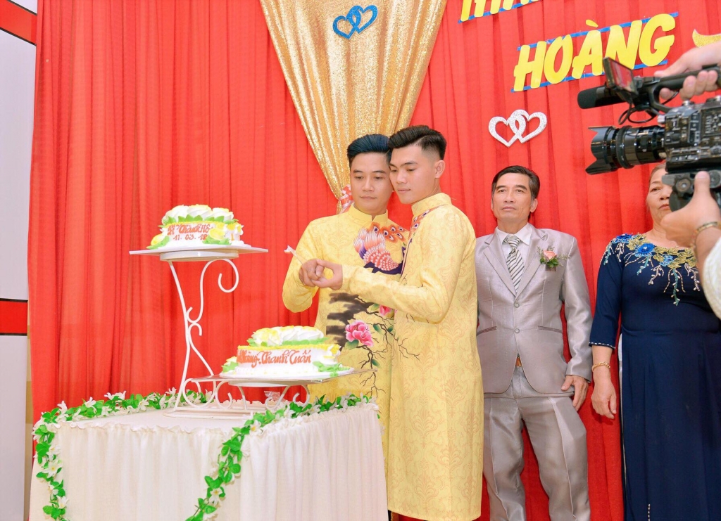 toan canh dam cuoi dep nhu mo cua cap dong gioi nam dien trai khien nhieu nguoi ghen ty