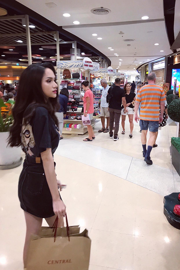 nhieu nguoi thai lan nhan ra hoa hau chuyen gioi huong giang khi co di mua sam