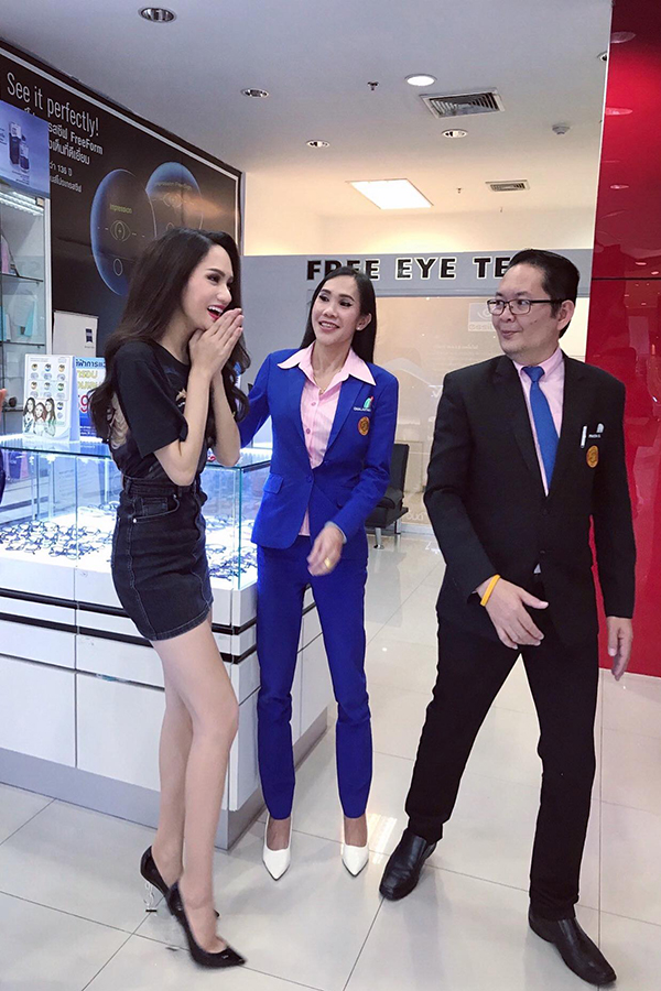 nhieu nguoi thai lan nhan ra hoa hau chuyen gioi huong giang khi co di mua sam