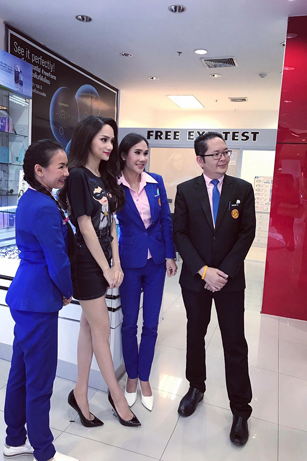 nhieu nguoi thai lan nhan ra hoa hau chuyen gioi huong giang khi co di mua sam