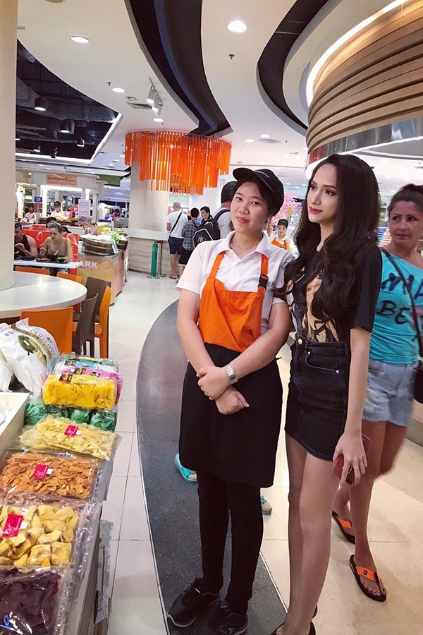 nhieu nguoi thai lan nhan ra hoa hau chuyen gioi huong giang khi co di mua sam