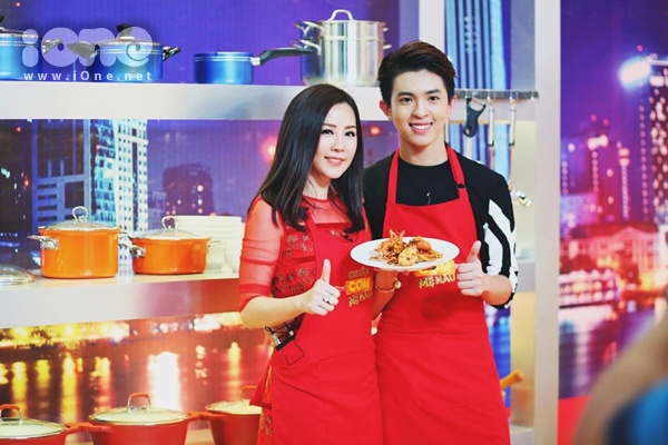 con trai hoa hau thu hoai cong khai la nguoi dong tinh