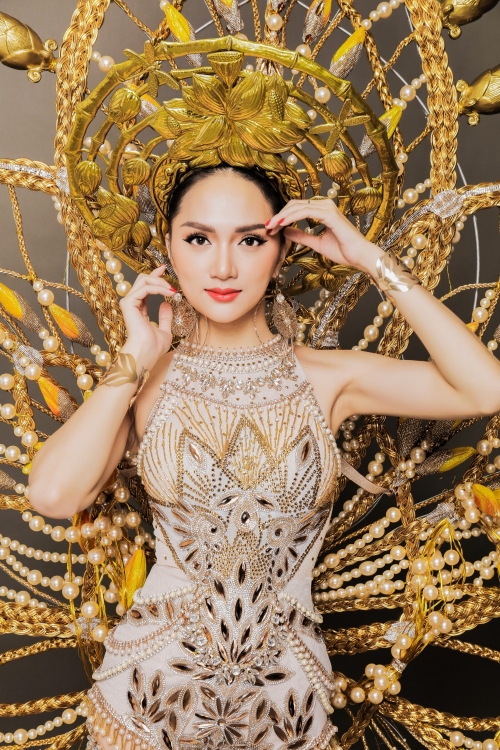 he lo ly do khien hoa hau huong giang ve nuoc som chi 2 ngay roi quay lai thai lan