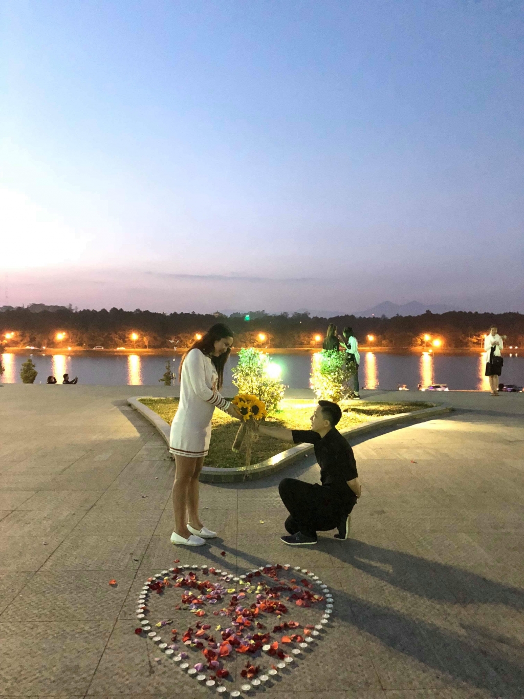 bo anh tinh yeu thang nam em dem cung khoanh khac cau hon ngot ngao cua cap dong tinh nu 8x
