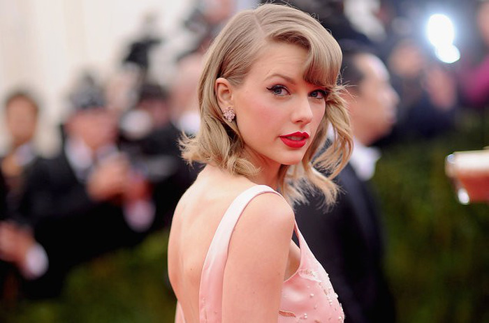taylor swift gui hoa chuc mung fan nu ket hon dong gioi