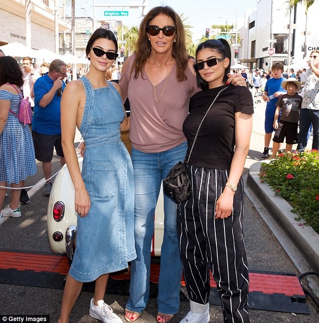 nguoi cha chuyen gioi cua kylie jenner lo vet thuong dang so o mui
