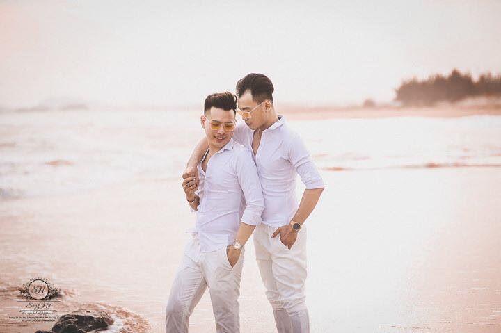 bo anh cuoi nam chat tay em anh nhe gay sot cong dong mang cua cap dong tinh 9x dien trai