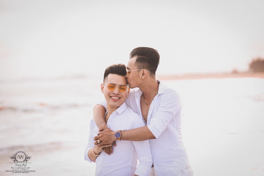 bo anh cuoi nam chat tay em anh nhe gay sot cong dong mang cua cap dong tinh 9x dien trai