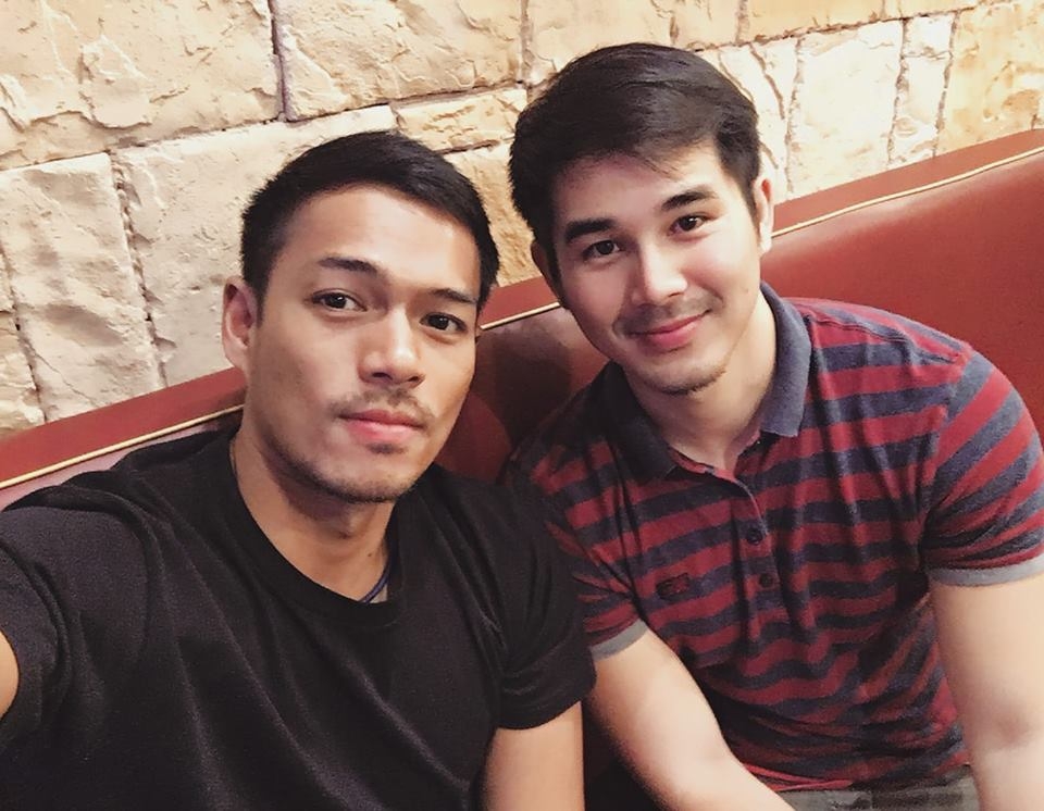 khoanh khac ngot hon mat cua cap dong tinh nam dien trai khien nguoi xem nhin la cung muon yeu