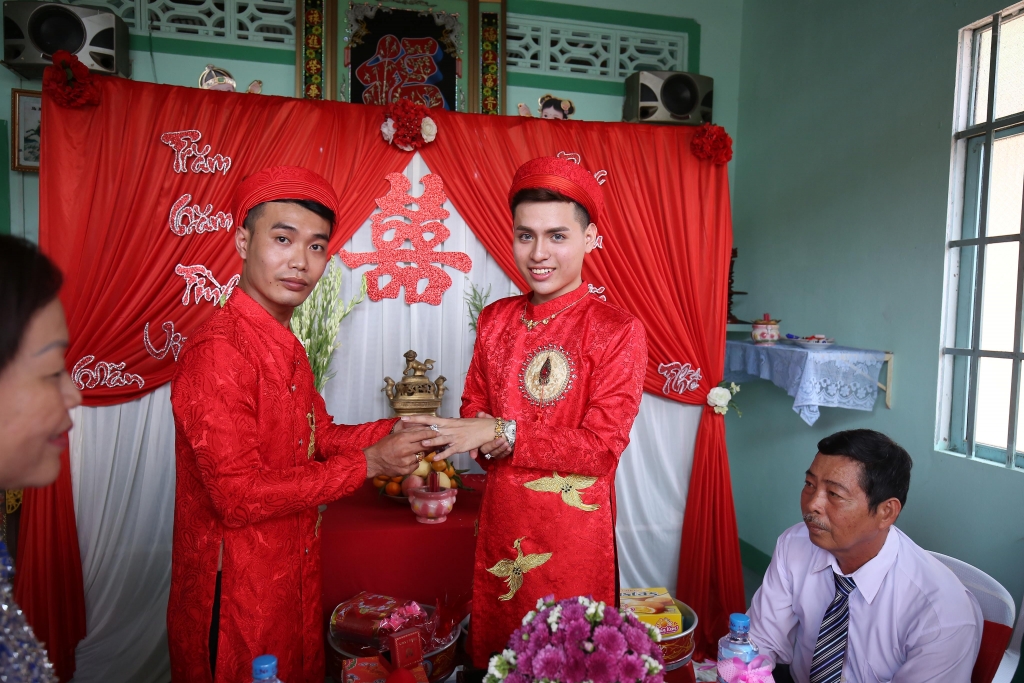toan canh dam cuoi hanh phuc sau 3 nam yeu cua cap dong tinh nam dien trai