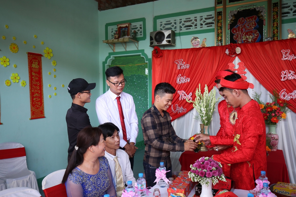 toan canh dam cuoi hanh phuc sau 3 nam yeu cua cap dong tinh nam dien trai