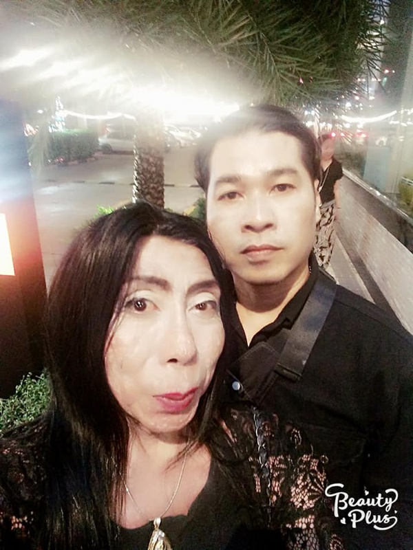 thua nhan la nguoi chuyen gioi gai gia gay choang khi mac bikini de lo phan duoi voi hinh hai khac biet