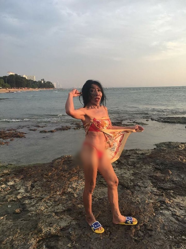 thua nhan la nguoi chuyen gioi gai gia gay choang khi mac bikini de lo phan duoi voi hinh hai khac biet
