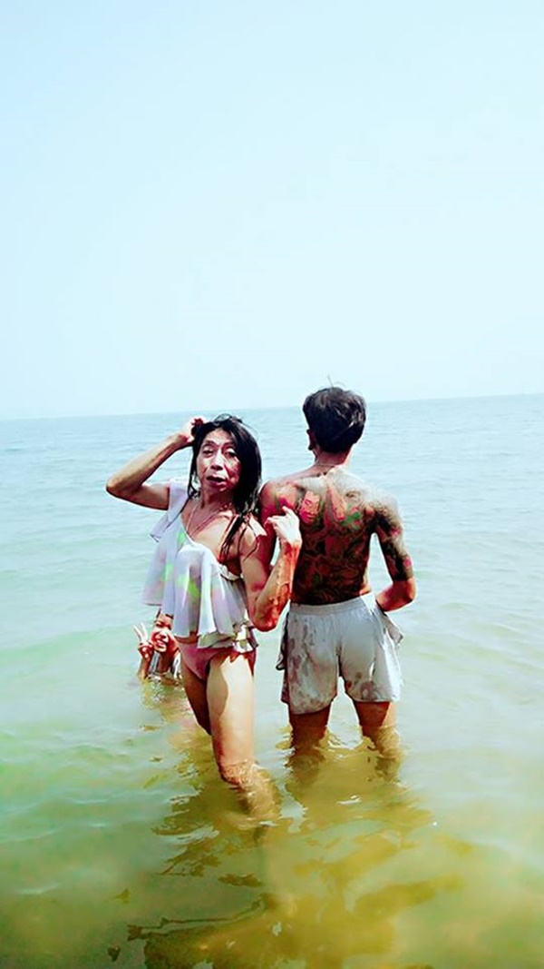 thua nhan la nguoi chuyen gioi gai gia gay choang khi mac bikini de lo phan duoi voi hinh hai khac biet