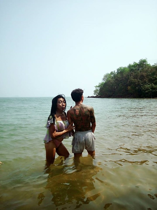 thua nhan la nguoi chuyen gioi gai gia gay choang khi mac bikini de lo phan duoi voi hinh hai khac biet