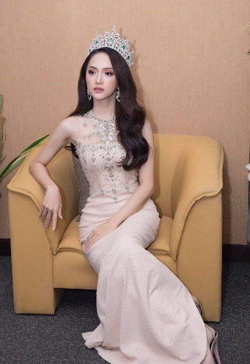 hoa hau chuyen gioi huong giang xuat hien voi guong mat khac la