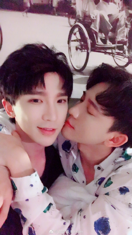 cap dong tinh nam dep hon hoa voi chuyen tinh nhieu nam khien hu nu ban loan