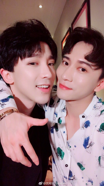 cap dong tinh nam dep hon hoa voi chuyen tinh nhieu nam khien hu nu ban loan