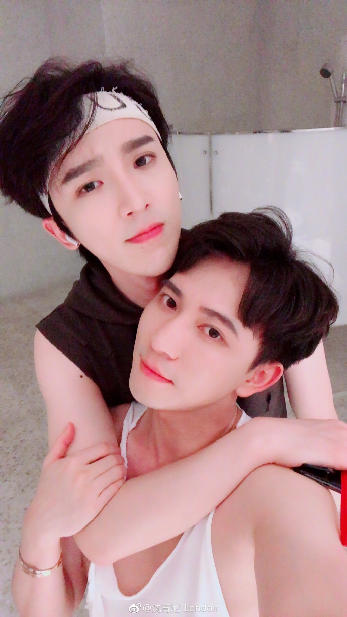 cap dong tinh nam dep hon hoa voi chuyen tinh nhieu nam khien hu nu ban loan
