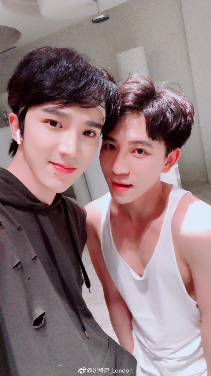 cap dong tinh nam dep hon hoa voi chuyen tinh nhieu nam khien hu nu ban loan
