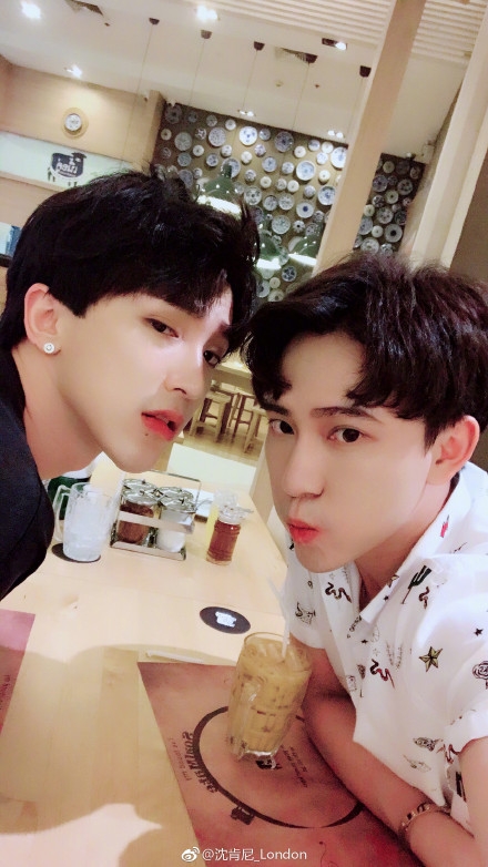cap dong tinh nam dep hon hoa voi chuyen tinh nhieu nam khien hu nu ban loan