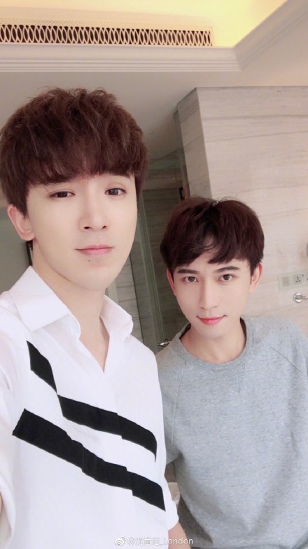 cap dong tinh nam dep hon hoa voi chuyen tinh nhieu nam khien hu nu ban loan