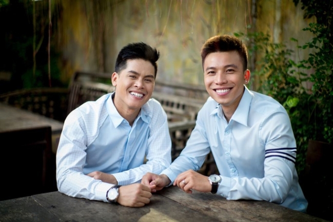 Hé lộ thiệp cưới độc đáo của John Huy Trần và người yêu đồng giới 'soái ca' he lo thiep cuoi doc dao cua john huy tran va nguoi yeu dong gioi soai ca